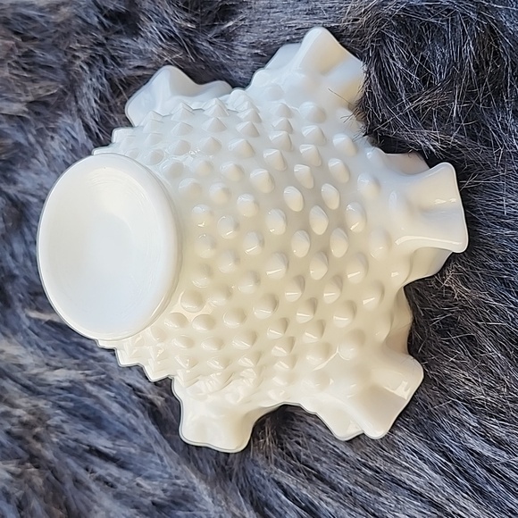 VINTAGE  RUFFLED  HOBNAIL MILK GLASS BOWL. - Picture 5 of 7